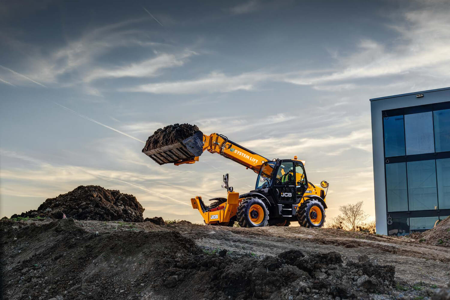 SYSTEM LIFT Bagger im Einsatz bei einem Sonnenuntergang