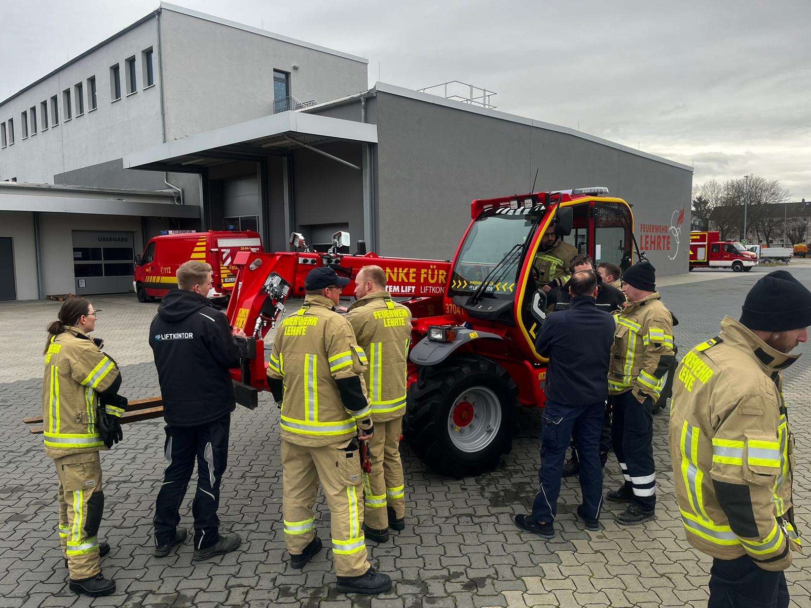 Hochwasserhilfe von Liftkontor: Team Feuerwehr Lehrte vor einem Teleskopstapler